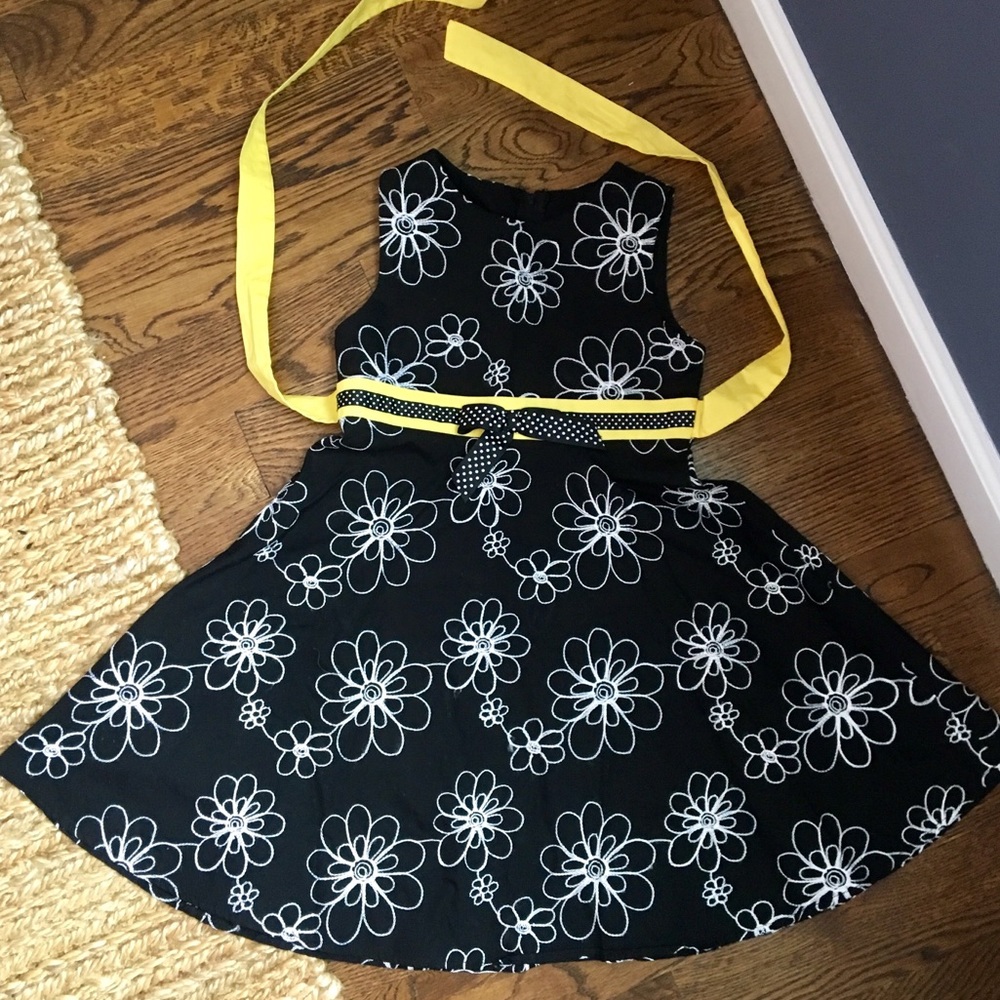 Adorable summer dress that ties in back :)